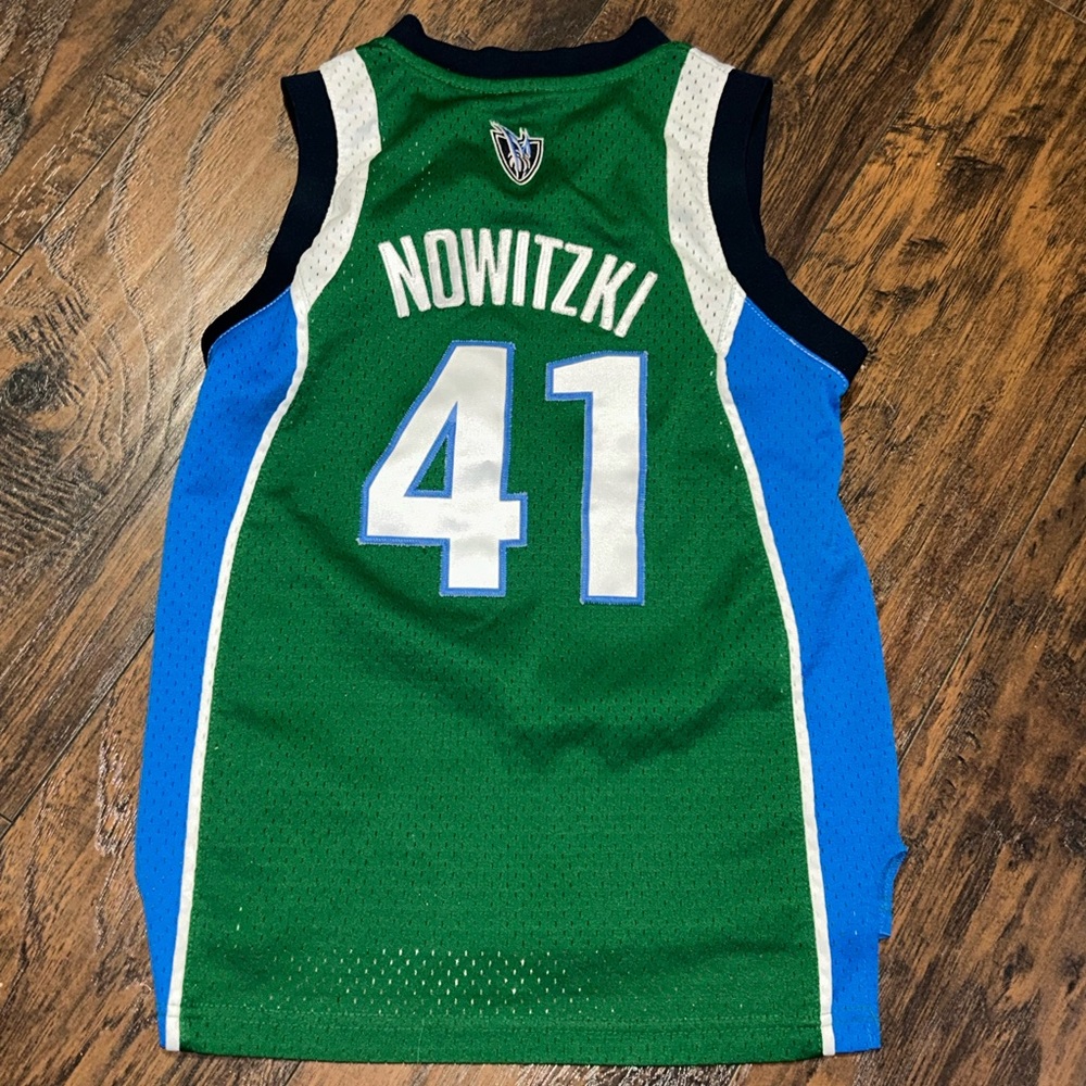 Dirk Nowitzki Dallas Mavericks Basketball Jersey - Picture 7 of 7